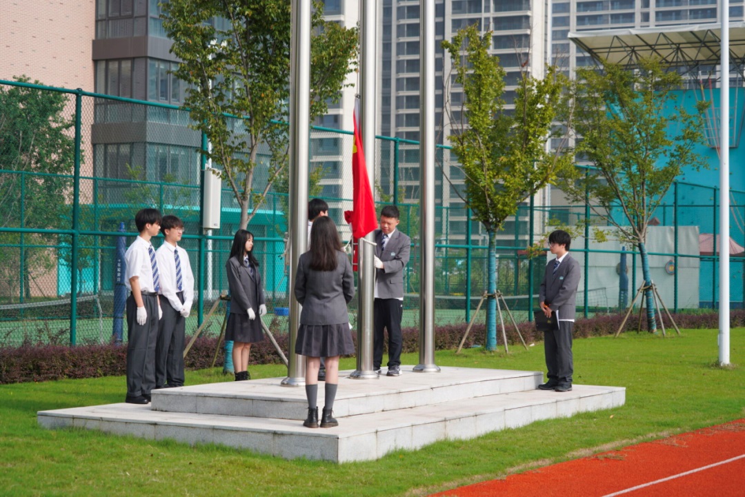 “爱国” | 每一次升旗都是对祖国的致敬 - flag raising