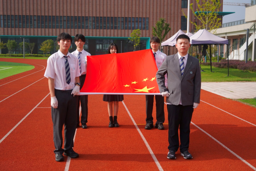 “爱国” | 每一次升旗都是对祖国的致敬 - flag raising